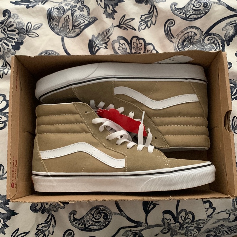 Vans high tops. Mens size 9. Never been worn still have the tag!